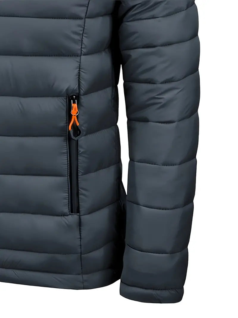 Dunkelgraue Daunenjacke mit Reißverschluss, isoliert, warm, Outdoor-Bekleidung, Herrenmode.