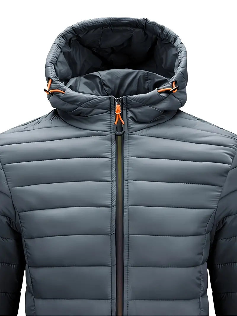 Graue Daunenjacke mit Kapuze, Reißverschluss und orangefarbenen Kordelstoppern, Wintermode.