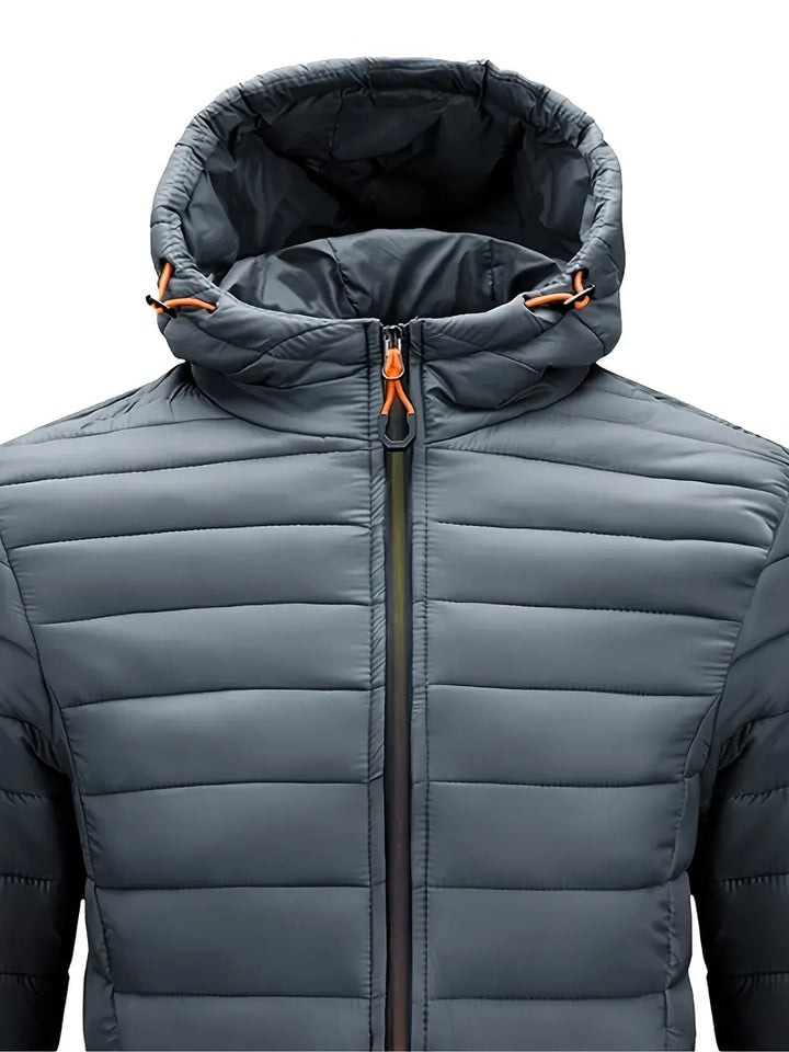 Graue Daunenjacke mit Kapuze, Reißverschluss und orangefarbenen Kordelstoppern, Wintermode.