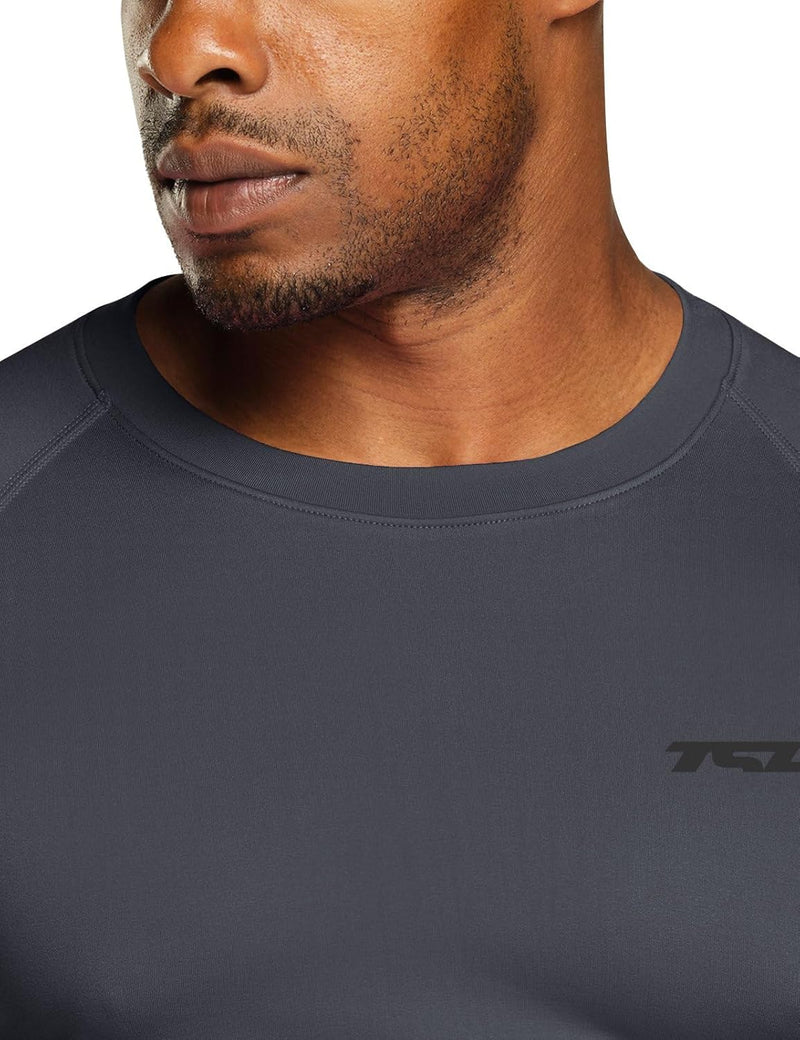 Mann in dunkelgrauem Sportshirt, atmungsaktiv, kurzärmelig, Fitnessbekleidung, Nahaufnahme.