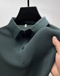 Dunkelgrünes Polohemd aus strukturiertem Stoff, Nahaufnahme, Herrenmode, elegant, stilvoll.