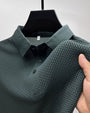 Dunkelgrünes Polohemd aus strukturiertem Stoff, Nahaufnahme, Herrenmode, elegant, stilvoll.