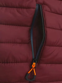Bordeauxrote Steppjacke mit Reißverschluss und orangefarbenem Zipper, Wintermode, Outdoor-Bekleidung.