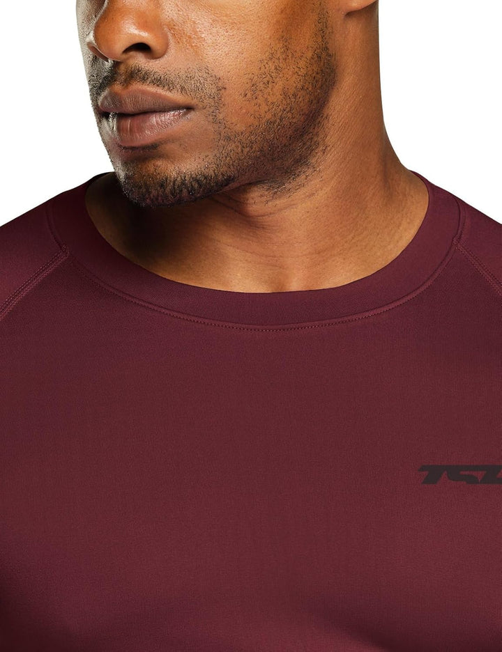 Mann in bordeauxrotem Sportshirt, Fitnessbekleidung, atmungsaktiv, Kurzarm, Nahaufnahme.