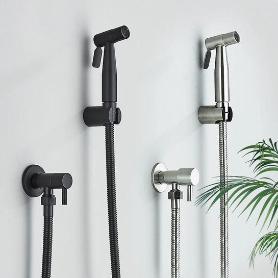 Drei Bidet-Handbrausen, schwarz und silber, an der Wand montiert, modernes Badezimmerzubehör.