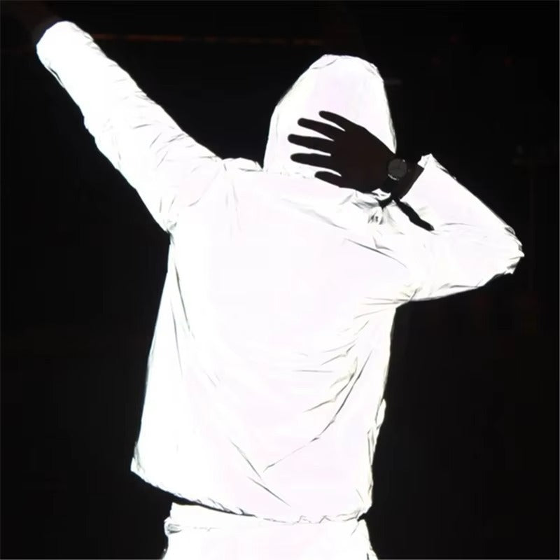 Reflektierende weiße Jacke mit Kapuze, Person von hinten, Nacht, modisch, Outdoor-Bekleidung.