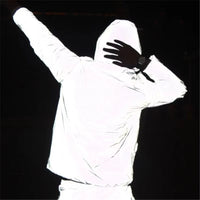 Reflektierende weiße Jacke mit Kapuze, Person von hinten, Nacht, modisch, Outdoor-Bekleidung.