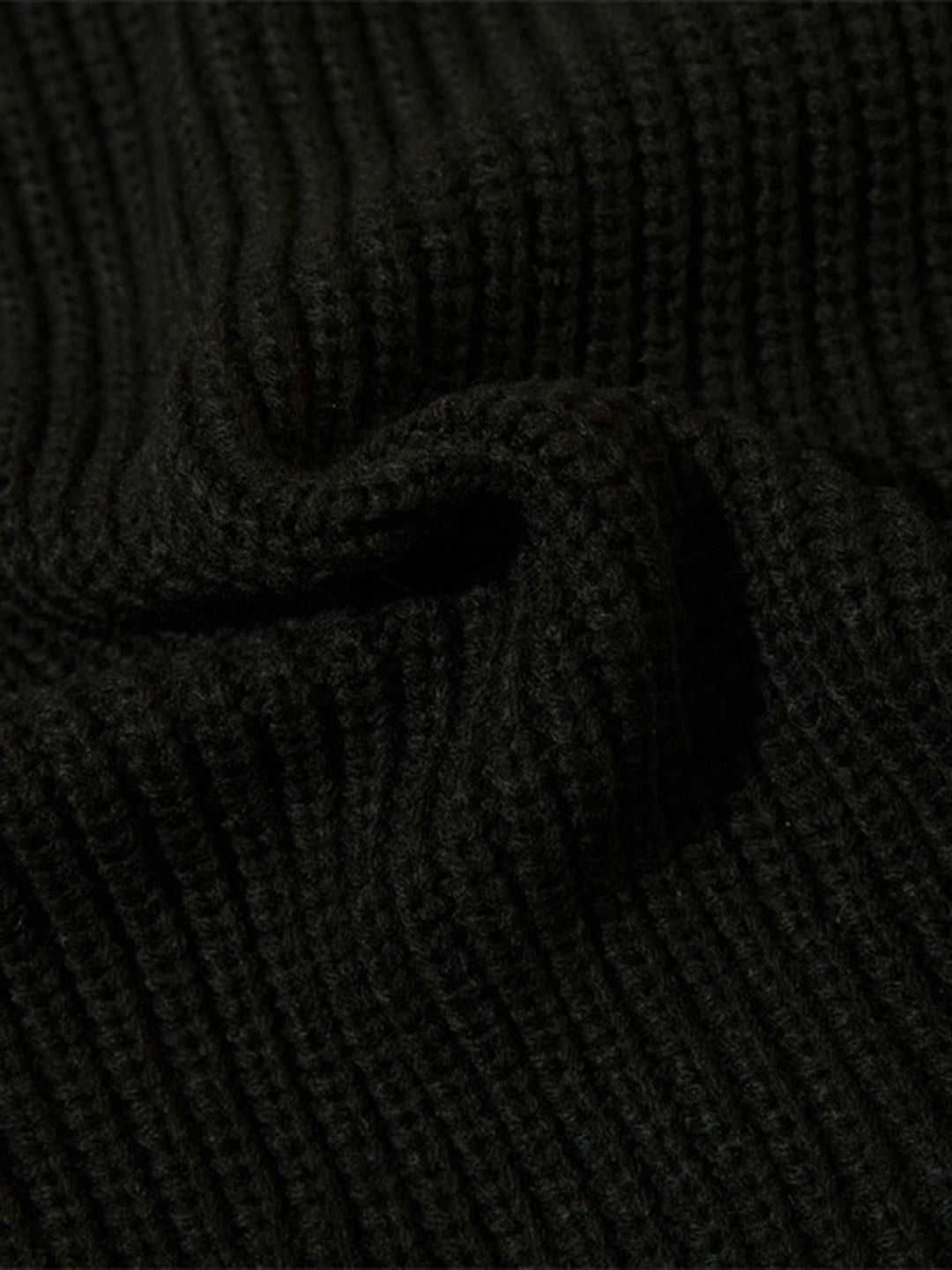 Schwarzer Strickstoff, gerippt, Nahaufnahme, Textur, Mode, Bekleidungsmaterial, Detailansicht.