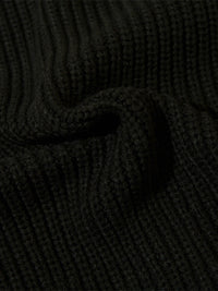 Schwarzer Strickstoff, gerippt, Nahaufnahme, Textur, Mode, Bekleidungsmaterial, Detailansicht.