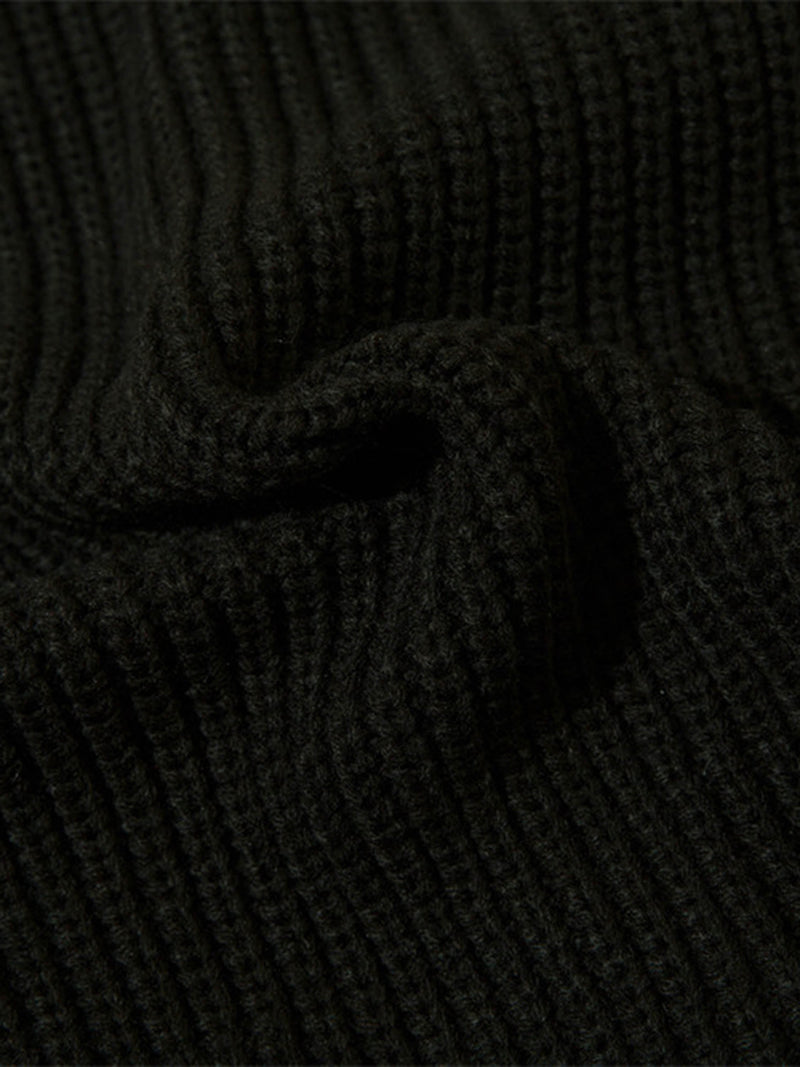 Schwarzer Strickstoff, gerippt, Nahaufnahme, Textur, Mode, Bekleidungsmaterial, Detailansicht.