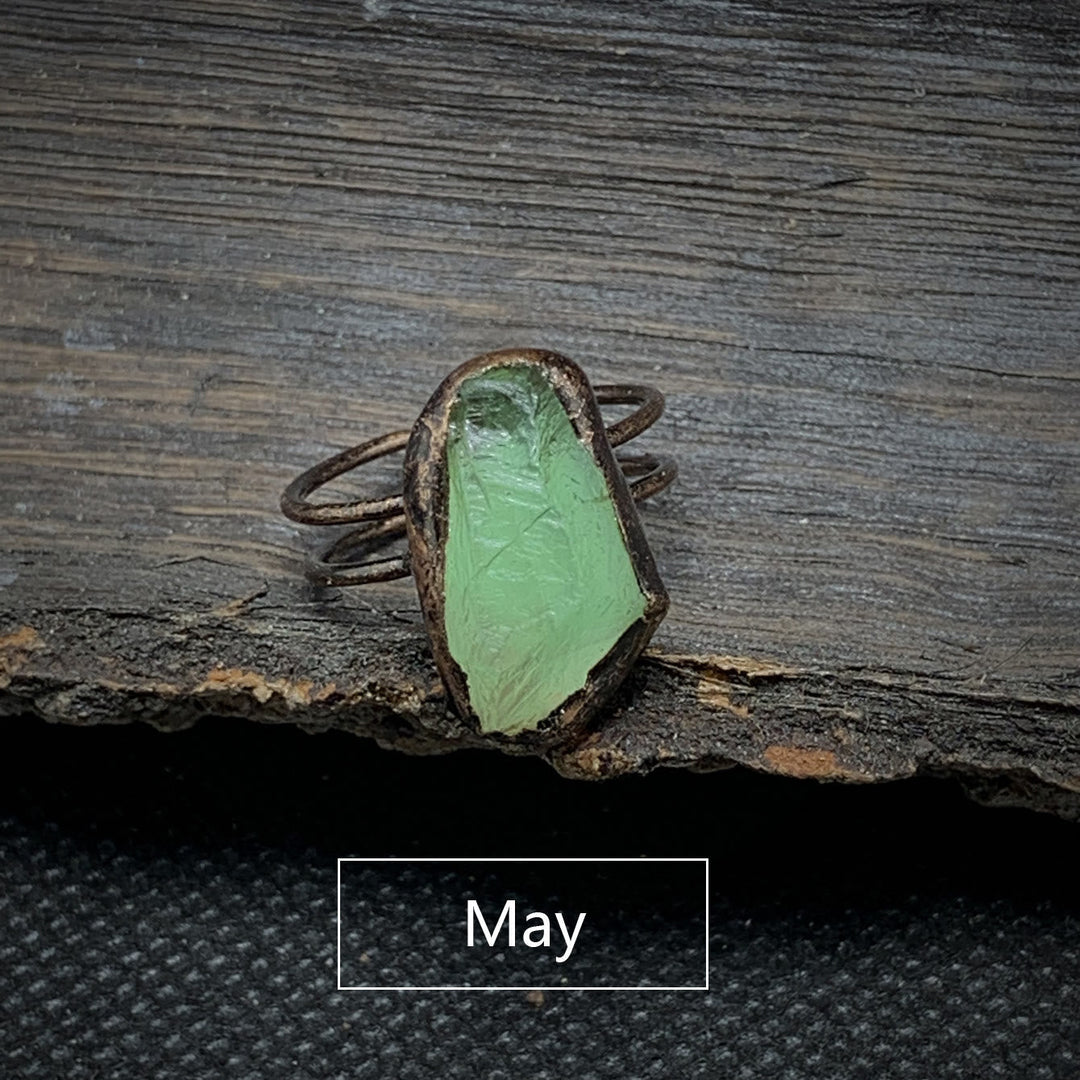 Grüner Rohstein-Ring auf Holz, handgefertigt, Vintage-Stil, Mai-Geburtsstein.