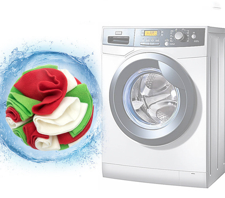 Weiße Waschmaschine mit digitalem Display, daneben bunte Wäsche in Wasser.