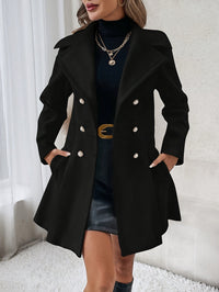 Frau in schwarzem Trenchcoat mit Knöpfen, schwarzem Rollkragenpullover und Lederrock.