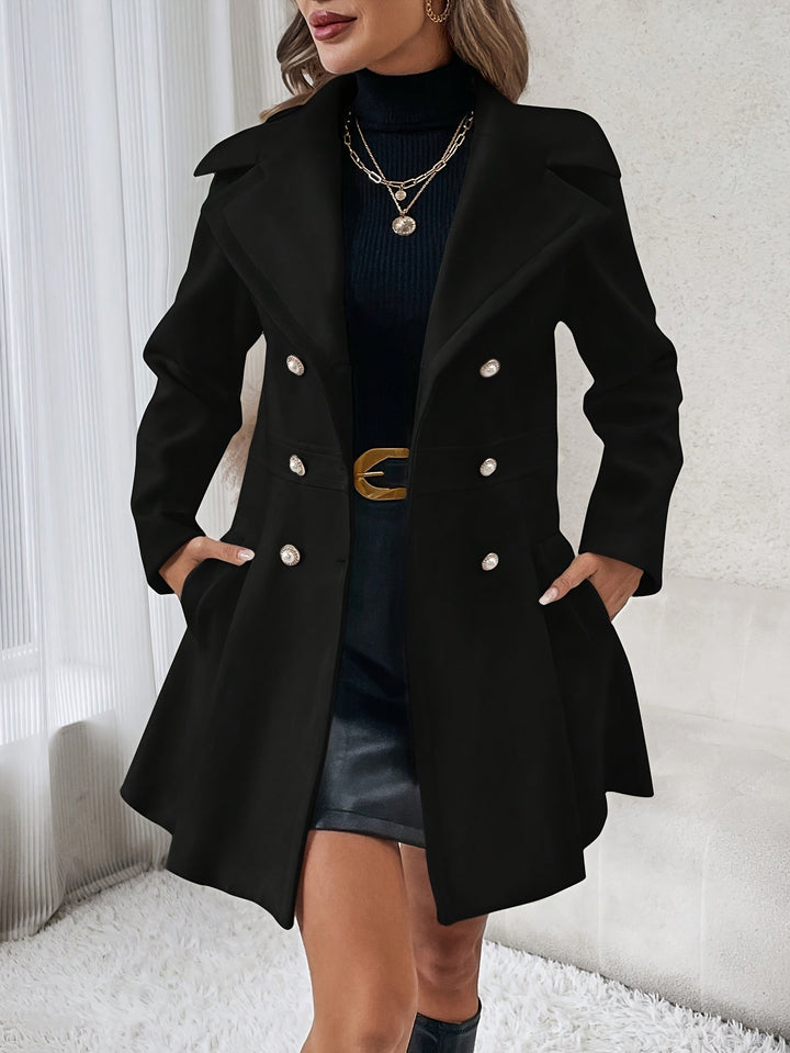 Frau in schwarzem Trenchcoat mit Knöpfen, schwarzem Rollkragenpullover und Lederrock.
