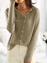 Damen Strickpullover beige, V-Ausschnitt, Knopfleiste, langärmelig, modisch, Herbstmode.