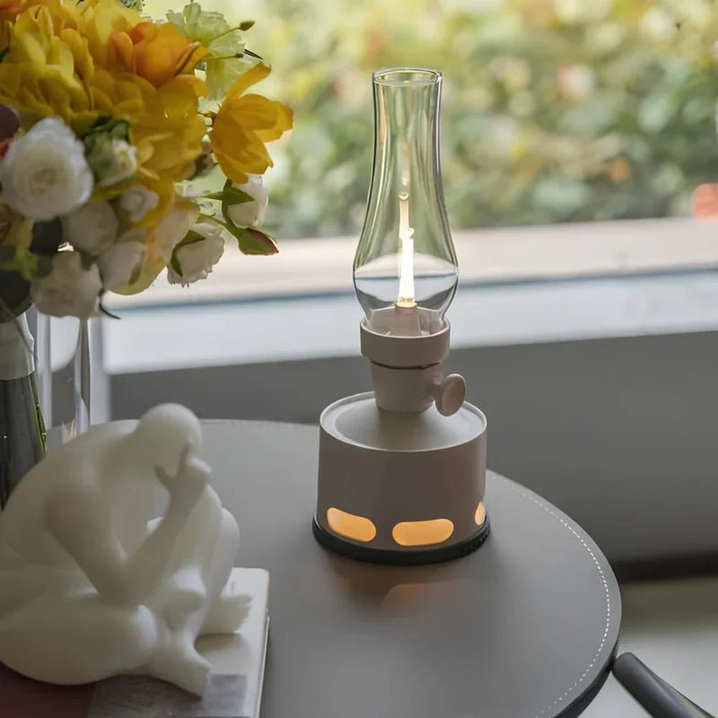 Moderne LED-Öllampe auf Tisch, Glaszylinder, weiß, dekorativ, Wohnzimmerbeleuchtung.