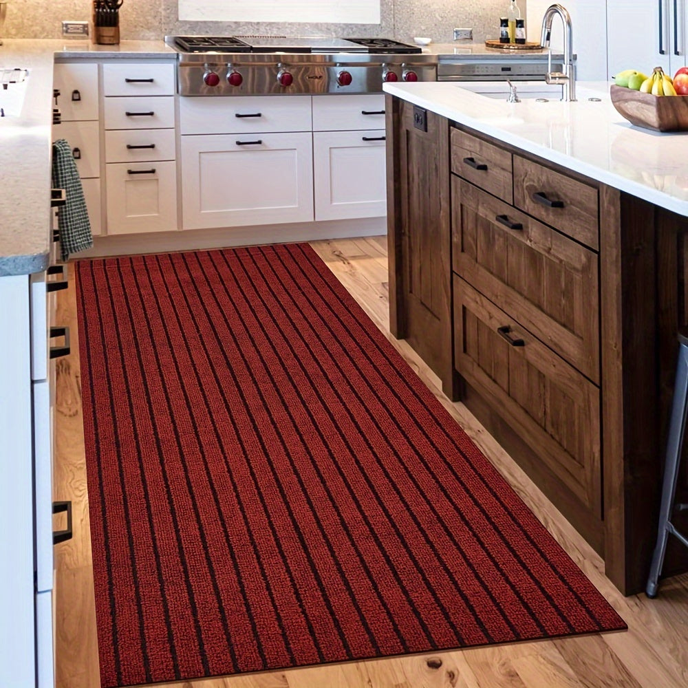 Roter Küchenläufer Teppich, gestreift, rutschfest, modern, Holzfußboden, weiße Schränke.