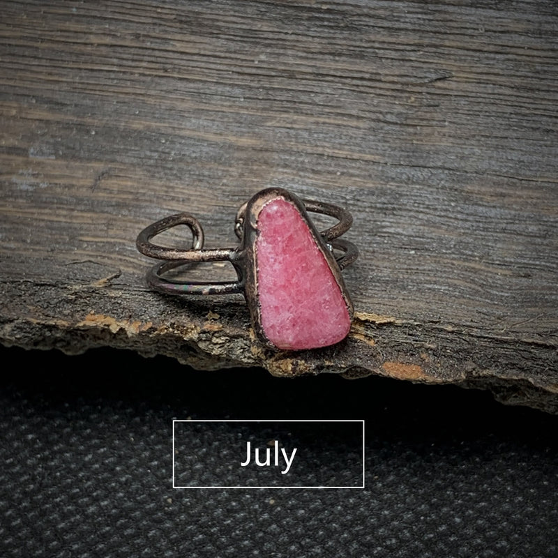 Silberring mit rosa Stein, handgefertigt, rustikales Design, Schmuck für Juli-Geburtstag.