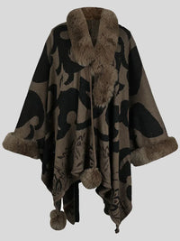 Brauner Poncho mit Kunstfellbesatz, florales Muster, Damenmode, Herbst-Winter, elegant.