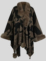 Brauner Poncho mit Kunstfellbesatz, florales Muster, Damenmode, Herbst-Winter, elegant.
