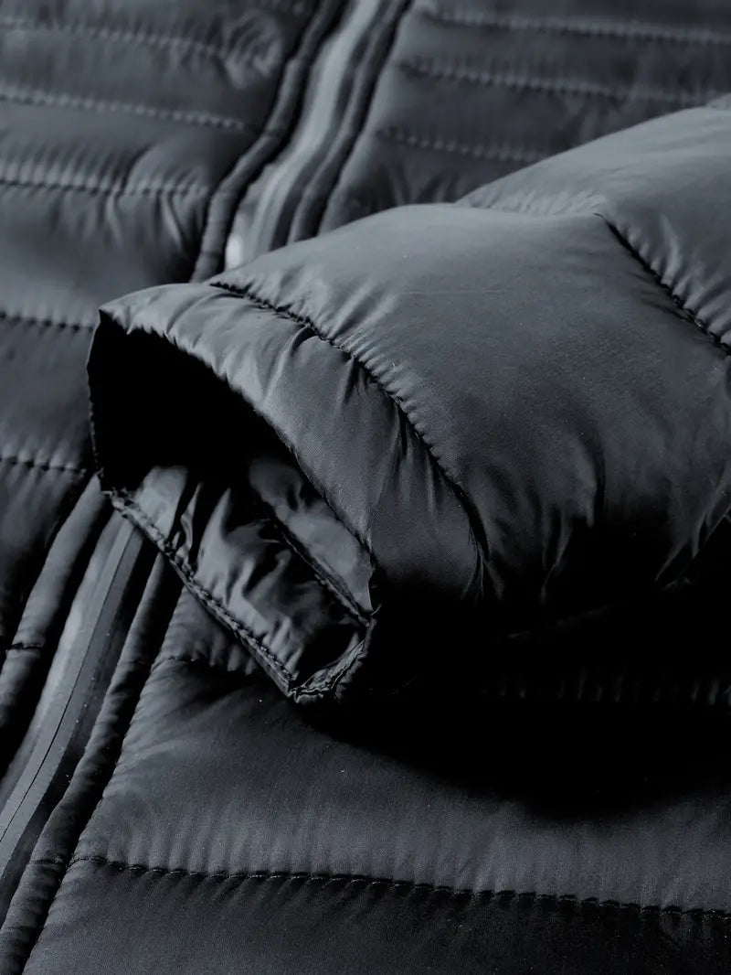 Schwarze Daunenjacke, gesteppt, Reißverschluss, warm, Winterbekleidung, Outdoor, Herrenmode.