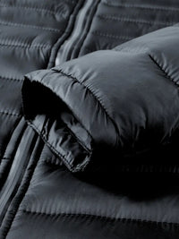 Schwarze Daunenjacke, gesteppt, Reißverschluss, warm, Winterbekleidung, Outdoor, Herrenmode.