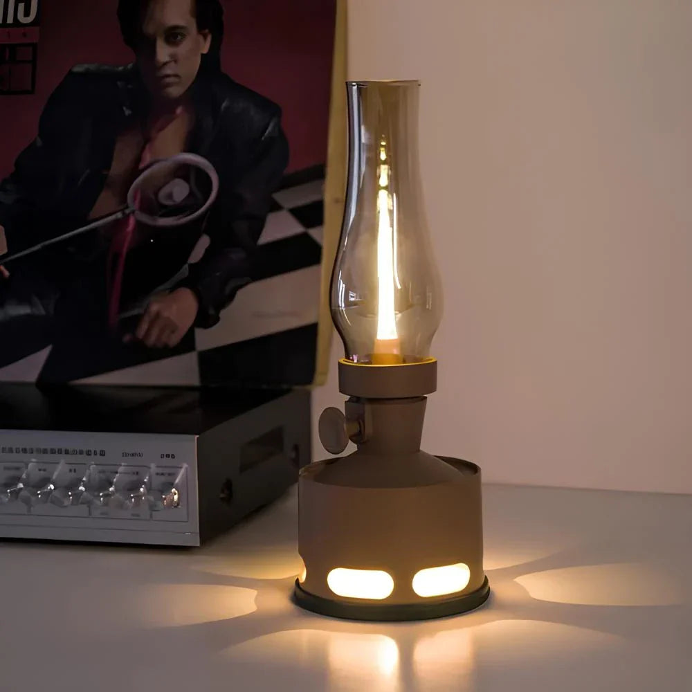 Braune LED-Öllampe auf Tisch, Vintage-Design, stimmungsvolle Beleuchtung, Retro-Dekor.