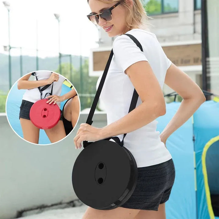 Frau mit schwarzer runder Umhängetasche, modisch, lässig, Outdoor, Sommer, Accessoire.