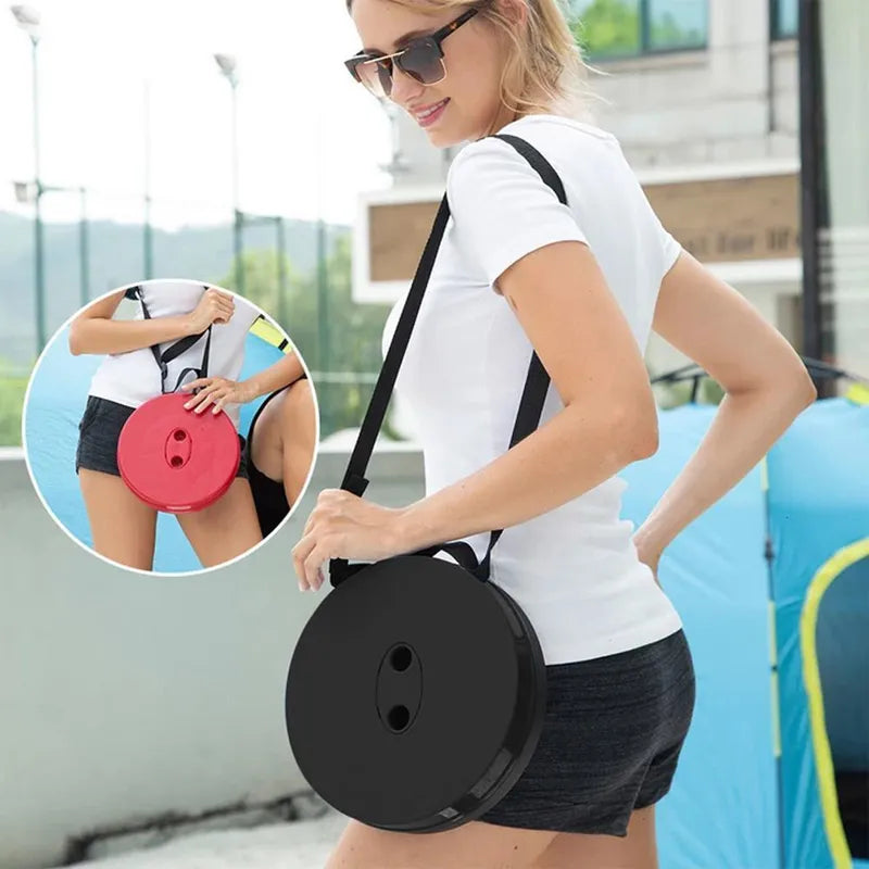 Frau mit schwarzer runder Umhängetasche, modisch, lässig, Outdoor, Sommer, Accessoire.