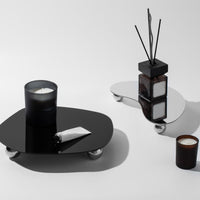 Schwarzer Couchtisch mit Kerze und Duftstäbchen, modernes Design, Wohnzimmerdekoration.