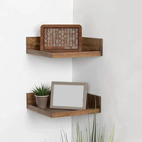 Eckregal aus Holz mit Dekoration, Pflanzen und Bilderrahmen, modernes Wandregal, Wohnzimmer.