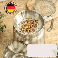 Edelstahl-Ölfilterkanne mit Griff, Sieb und Deckel, ideal für Küchenölaufbewahrung.