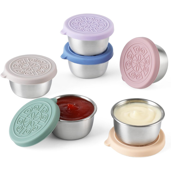 Edelstahl-Dip-Schalen mit bunten Silikondeckeln, stapelbar, ideal für Saucen und Dips.