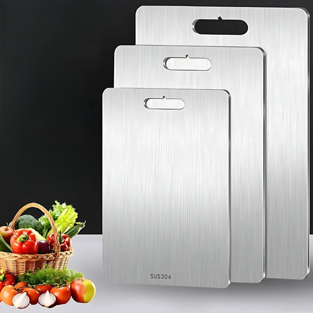 Drei Edelstahl-Schneidebretter mit Griff, SUS304, neben Gemüsekorb, Küche Zubehör.