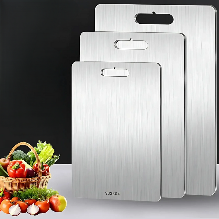 Drei Edelstahl-Schneidebretter mit Griff, SUS304, neben Gemüsekorb, Küche Zubehör.