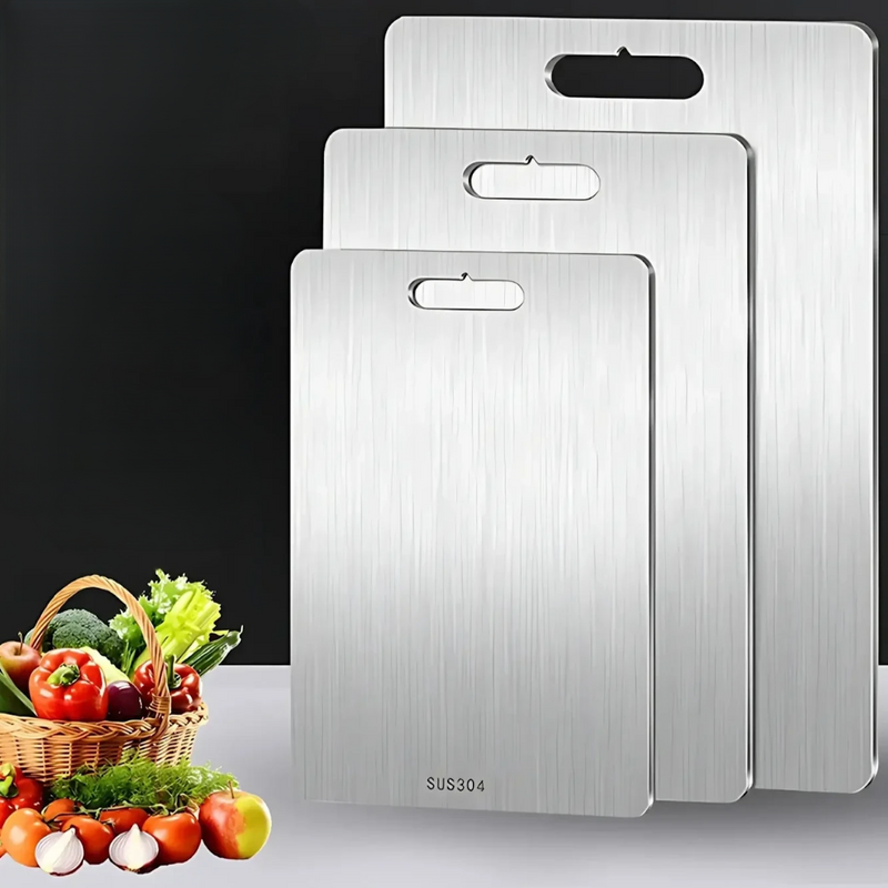Drei Edelstahl-Schneidebretter mit Griff, SUS304, neben Gemüsekorb, Küche Zubehör.