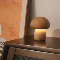 Pilzförmige Holzlampe auf Tisch, warmes Licht, dekorative Beleuchtung, modernes Design.
