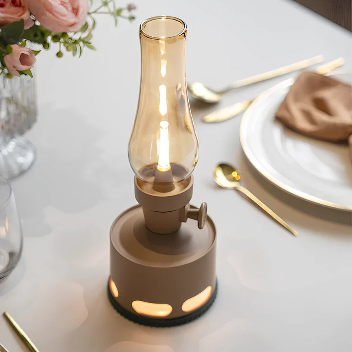 Braune LED-Tischlampe im Vintage-Stil auf gedecktem Tisch mit Blumen und Besteck.