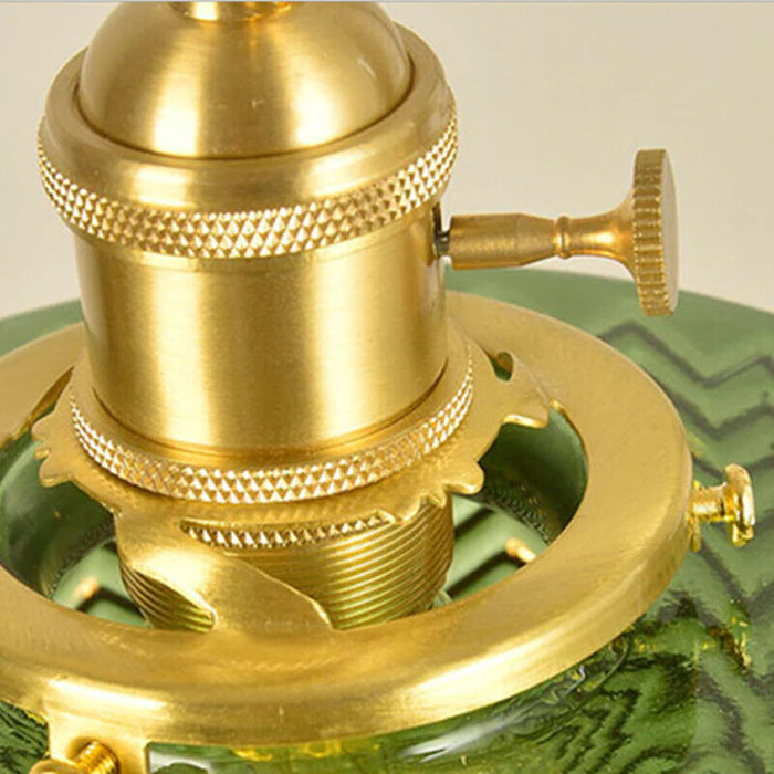 Messing-Öllampenbrenner mit grünem Glas, Vintage-Stil, dekorative Beleuchtung, Nahaufnahme.