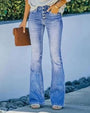Frau in blauer Schlaghose, braune Clutch, Sommermode, lässiger Stil, Jeans, Damenbekleidung