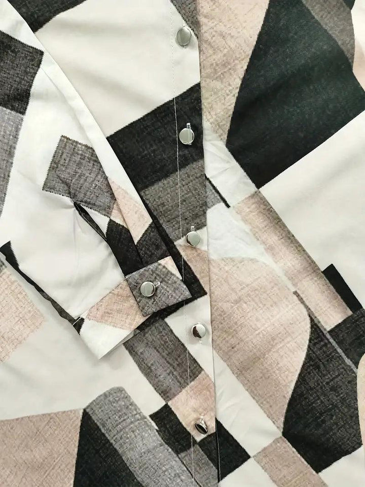 Herbstliche Damenbluse mit abstraktem Muster und Knopfleiste – Marlene