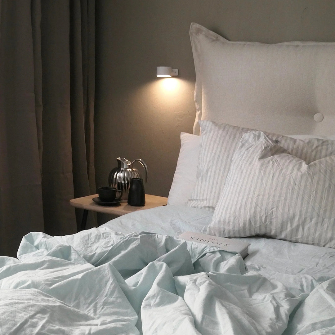 Kabellose Wandleuchte über Bett, modernes Design, Schlafzimmerbeleuchtung, energiesparend.