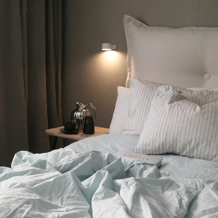 Kabellose Wandleuchte über Bett, modernes Design, Schlafzimmerbeleuchtung, energiesparend.