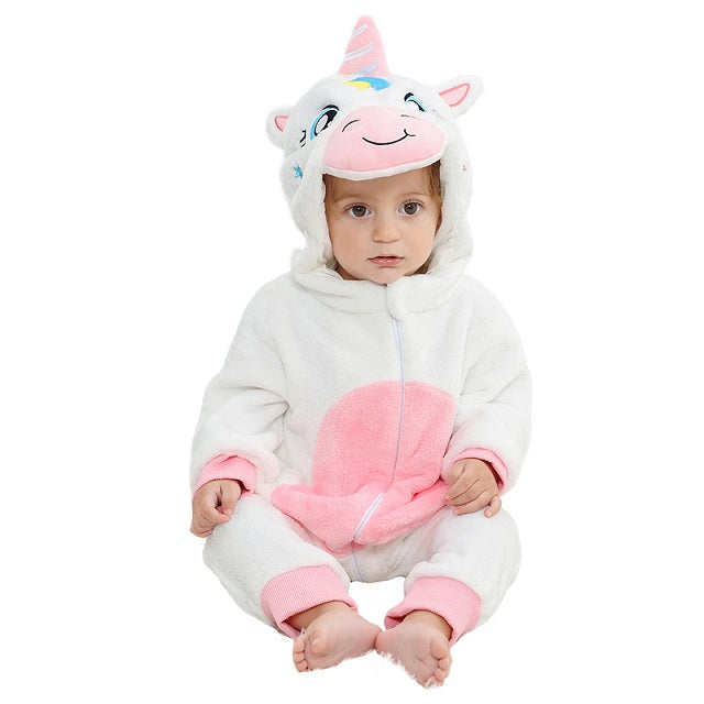 Kleinkind im weißen Einhorn-Kostüm mit Kapuze, rosa Details, weicher Stoff, Baby-Outfit.