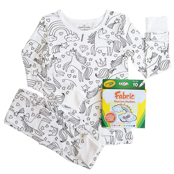 Kinder-Pyjama-Set mit Einhorn-Motiv, weiß, inklusive Crayola-Stoffstifte, zum Ausmalen.