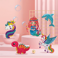 Bunte 3D-Perlenbilder von Einhorn, Meerjungfrau, Delfin und Dinosaurier auf rosa Hintergrund.