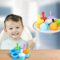 Kleinkind mit bunten Silikon-Eisformen, BPA-frei, wiederverwendbar, für selbstgemachtes Eis.