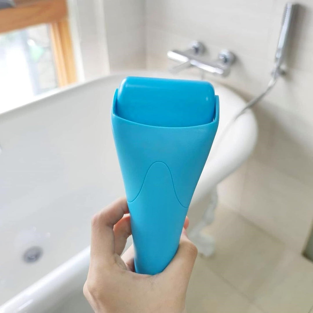 Hand hält blauen Eisroller im Badezimmer, Wellnessgerät zur Hautpflege und Entspannung.