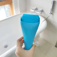 Hand hält blauen Eisroller im Badezimmer, Wellnessgerät zur Hautpflege und Entspannung.