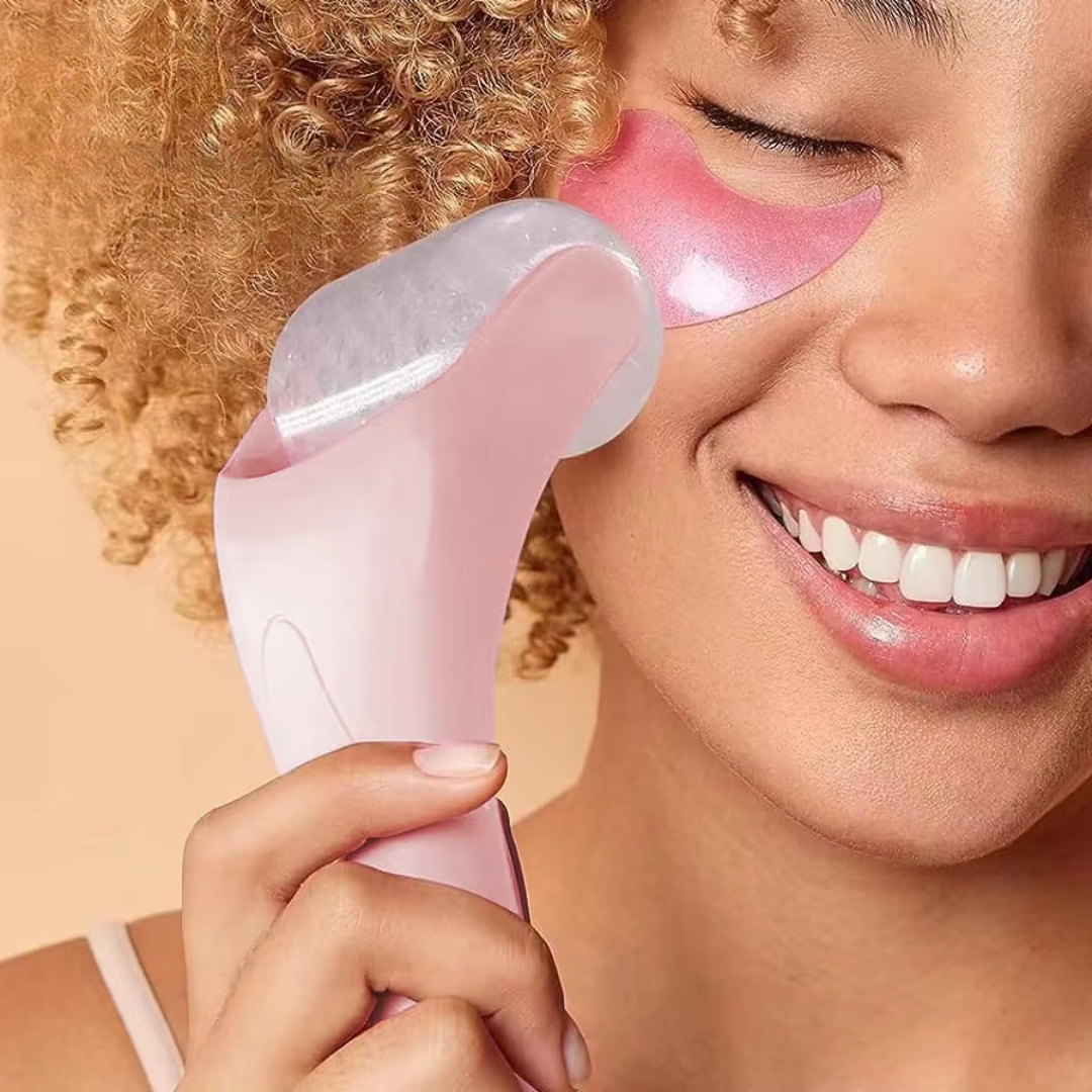 Frau verwendet rosa Gesichtsmassagegerät, Eisroller, Hautpflege, Wellness, Entspannung.